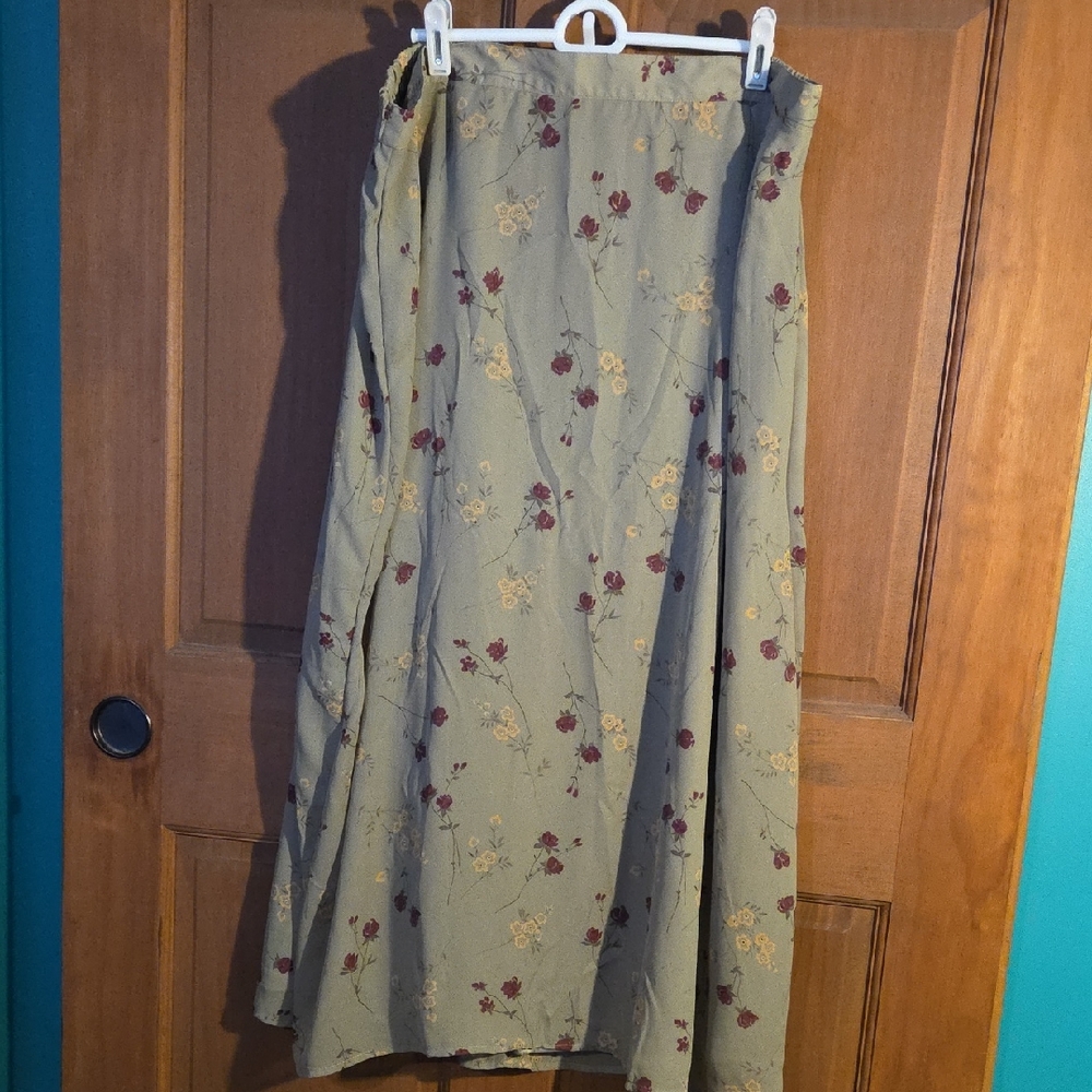 Sag Harbor Green Floral Lined Maxi Skirt